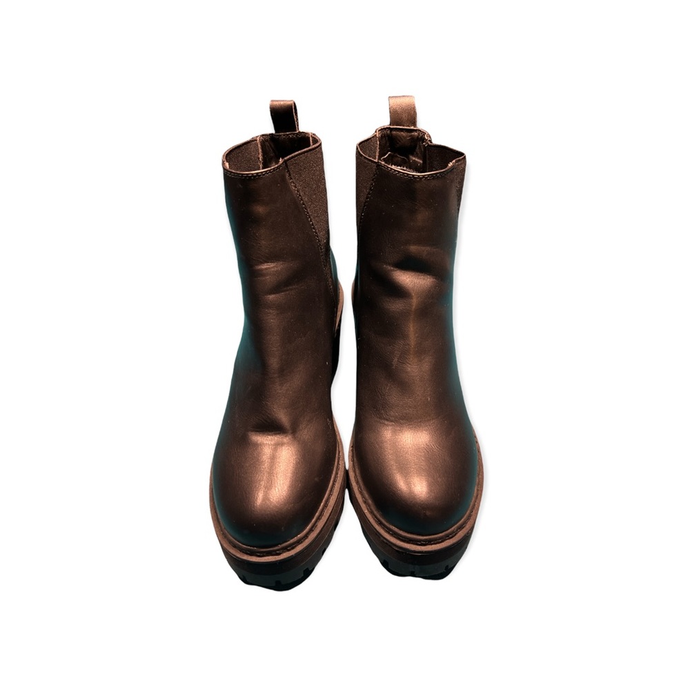Woman’s Black Chelsea Boot w/heel
